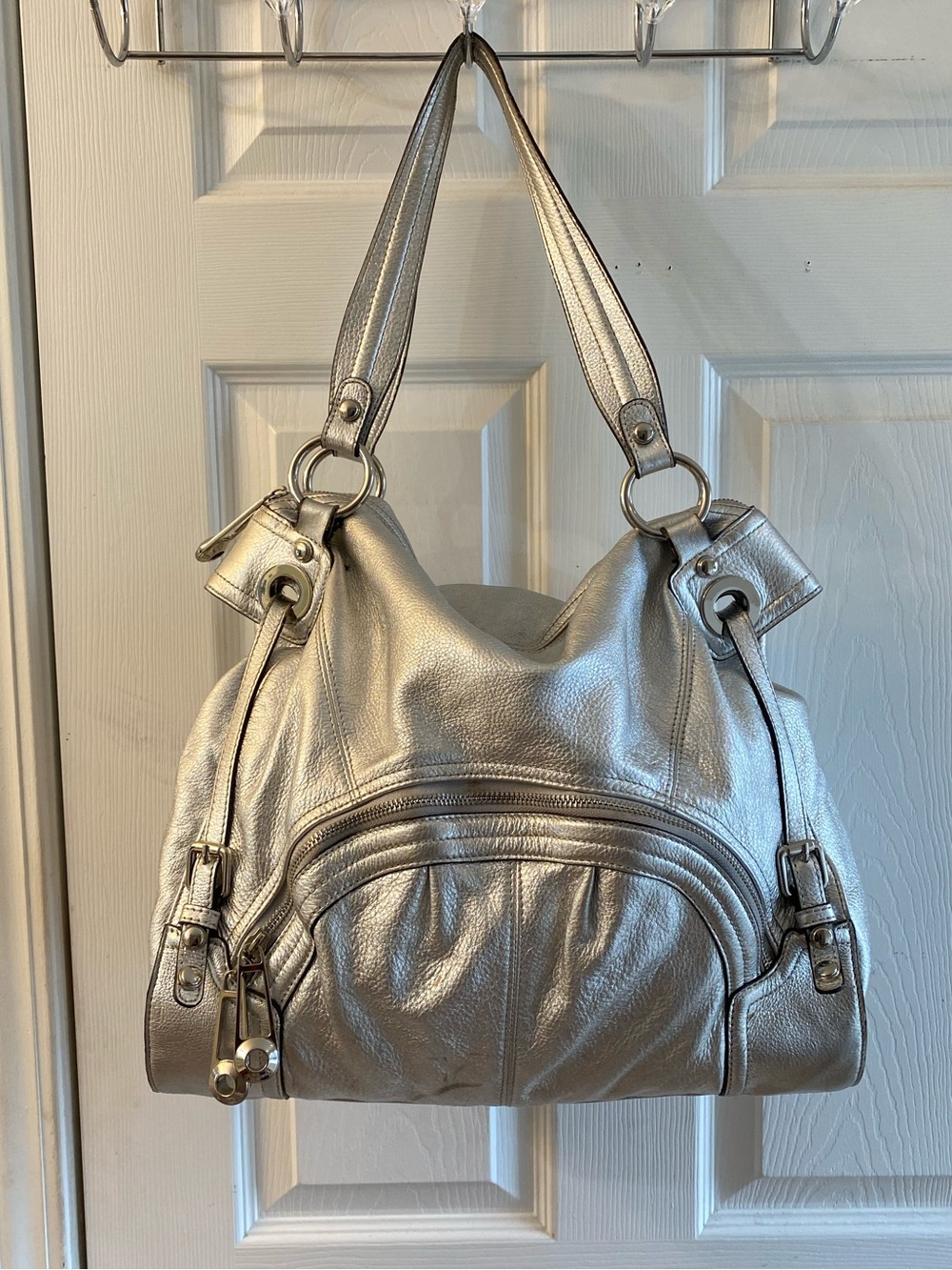 B Makowsky Slouch hobo bag in silver metallic color good condition clean interio